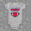 Cool baby boy onesie saying "Assistant coach", in grey.
