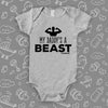 The ''My Daddy's A Beast'' cool baby onesie in grey. 
