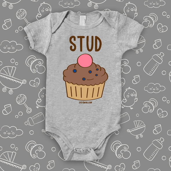 The ''Stud Muffin'' cool baby boy onesies in grey. 